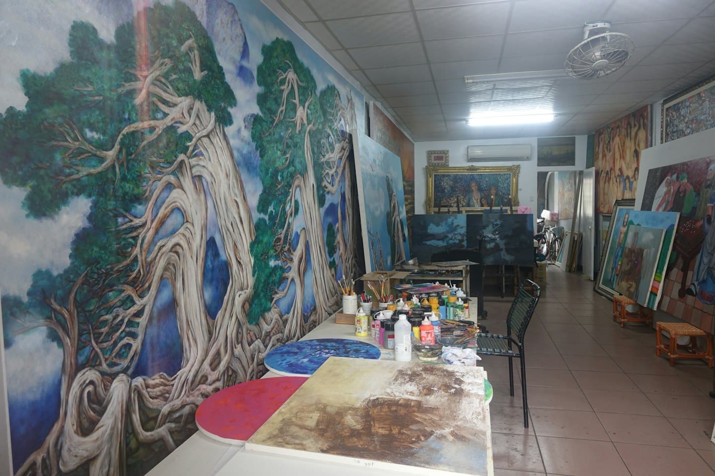 Dipinti e materiali artistici ingombrano lo studio di un artista creativo.