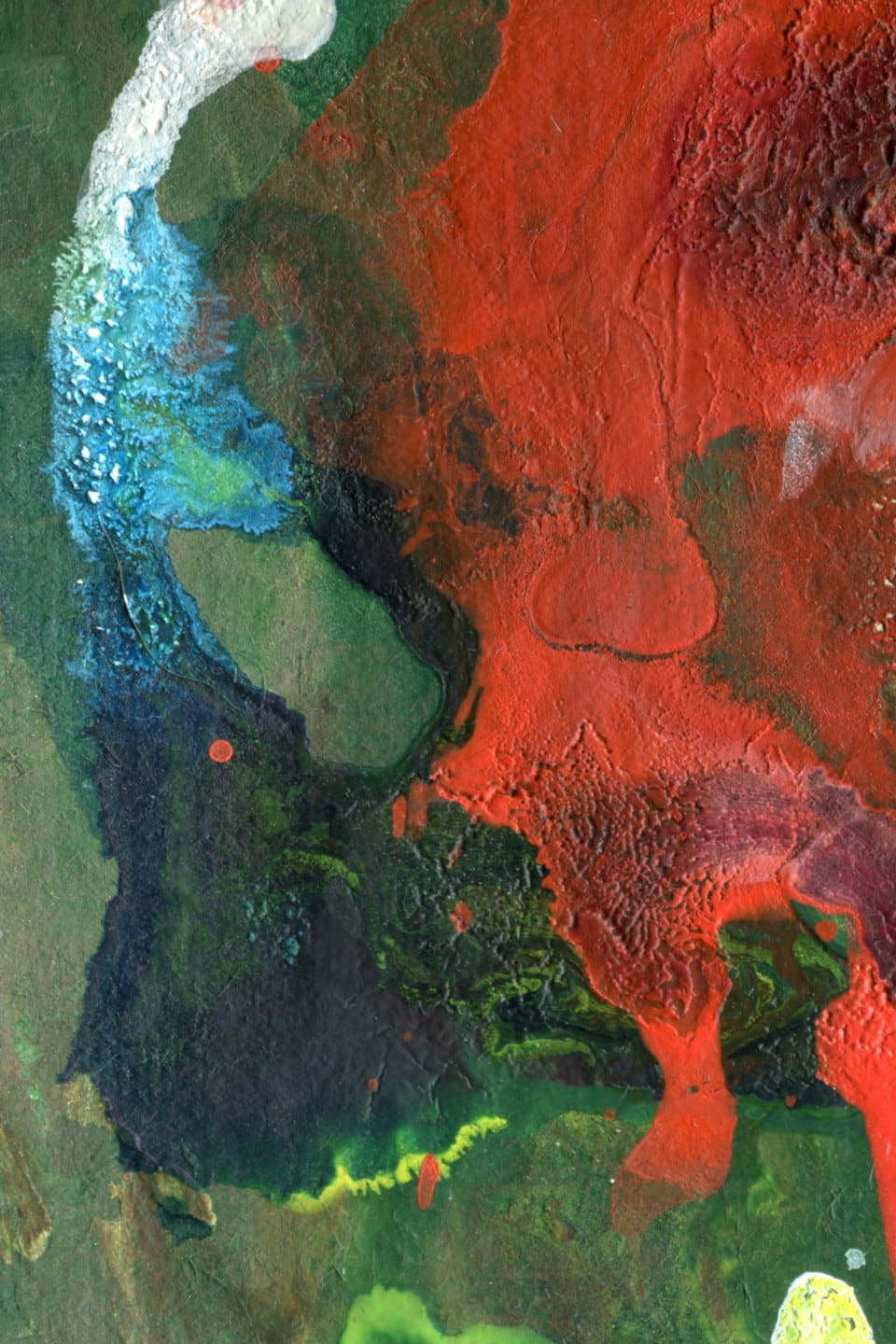 Pittura astratta materica con vernice rossa e verde texturizzata.